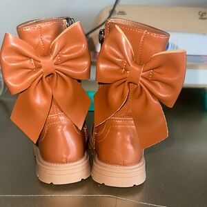 SHEIN Kids Boots with Bow - Brown